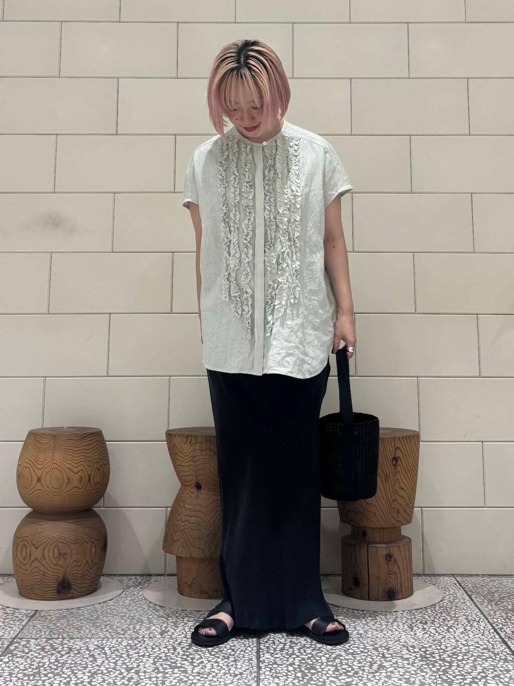 「大人カジュアル、ロングスカート、きれいめカジュアル、URBANRESEARCH、サンダル、リネン、夏コーデ、newarrival、マーメイドスカート、サンダルコーデ、お出かけコーデ、骨格ウェーブ、暑い、ウェーブ×ブルベ夏」｜「かぐれの『2サイズ展開』キュプラスカート（スカート、ブラック系）」を使った、MINAMIさん（レディース・158cm）の夏コーディネートの1枚目の写真