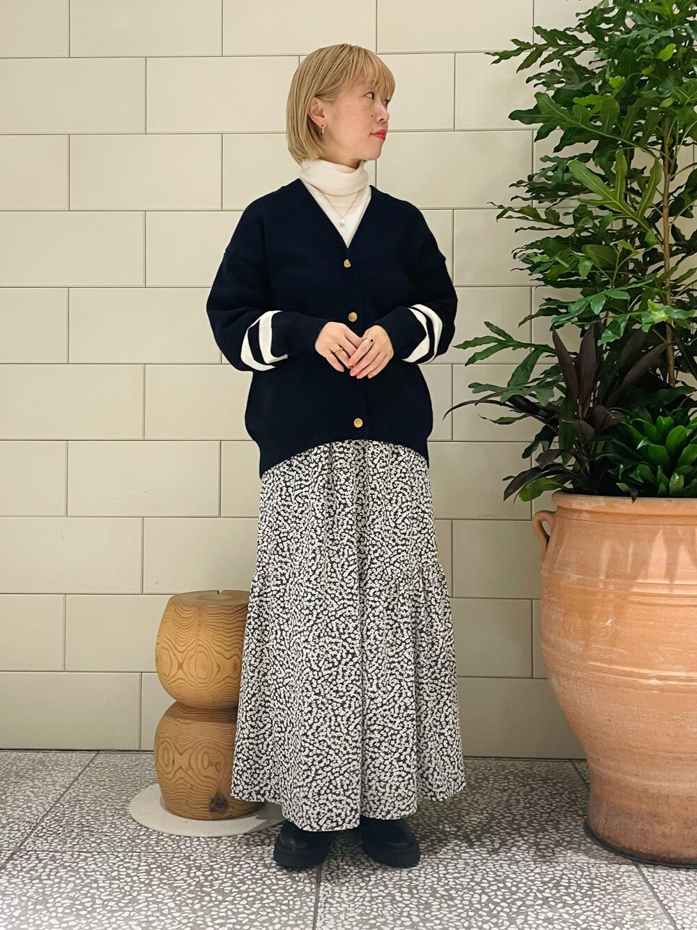 「秋冬コーデ、カジュアルコーデ、カーディガン、フラワープリント、ロングスカート、ブーツ、タートルネック」｜「URBAN RESEARCHの金ボタンラインカーディガン（カーディガン/ボレロ、ブルー系）」を使った、MINAMIさん（レディース・158cm）の秋コーディネートの1枚目の写真