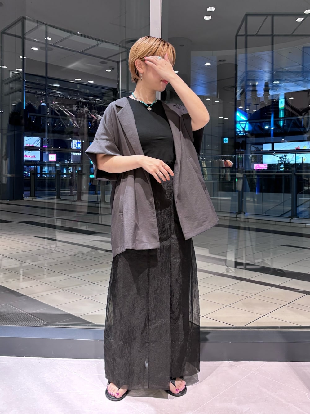 「モード、韓国ファッション、きれいめカジュアル、モノトーン、デートコーデ、骨格ウェーブ」｜「URBAN RESEARCHのハーフスリーブジャケット（テーラードジャケット、グレー系）」を使った、MINAMIさん（レディース・158cm）の春コーディネートの1枚目の写真