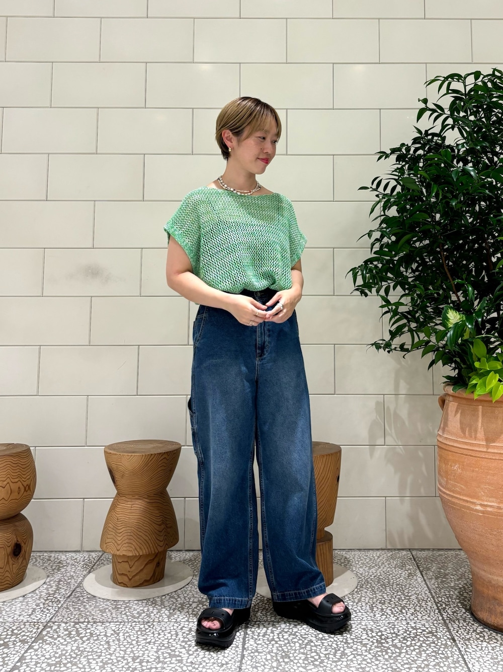 「夏コーデ、サンダル、厚底シューズ、シアートップス、デニム、オトナカジュアル」｜「URBAN RESEARCHのメランジメッシュニット（ニット/セーター、グリーン系）」を使った、MINAMIさん（レディース・158cm）の夏コーディネートの1枚目の写真