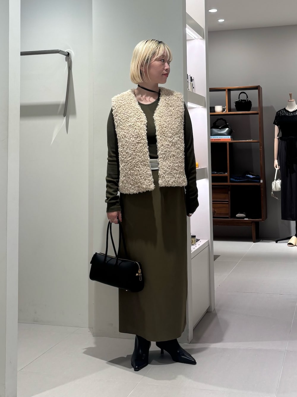 「秋服準備はじめました、着こなしのちょこっとテク、きれいめカジュアル、シンプルコーデ、お出かけコーデ、小物で作る初秋コーデ、秋冬コーデ、大人女子、着回しコーデ、キレイめコーデ」｜「URBAN RESEARCHのECOPELカーリーファーベスト（その他アウター、ホワイト系）」を使った、MINAMIさん（レディース・158cm）の秋コーディネートの1枚目の写真