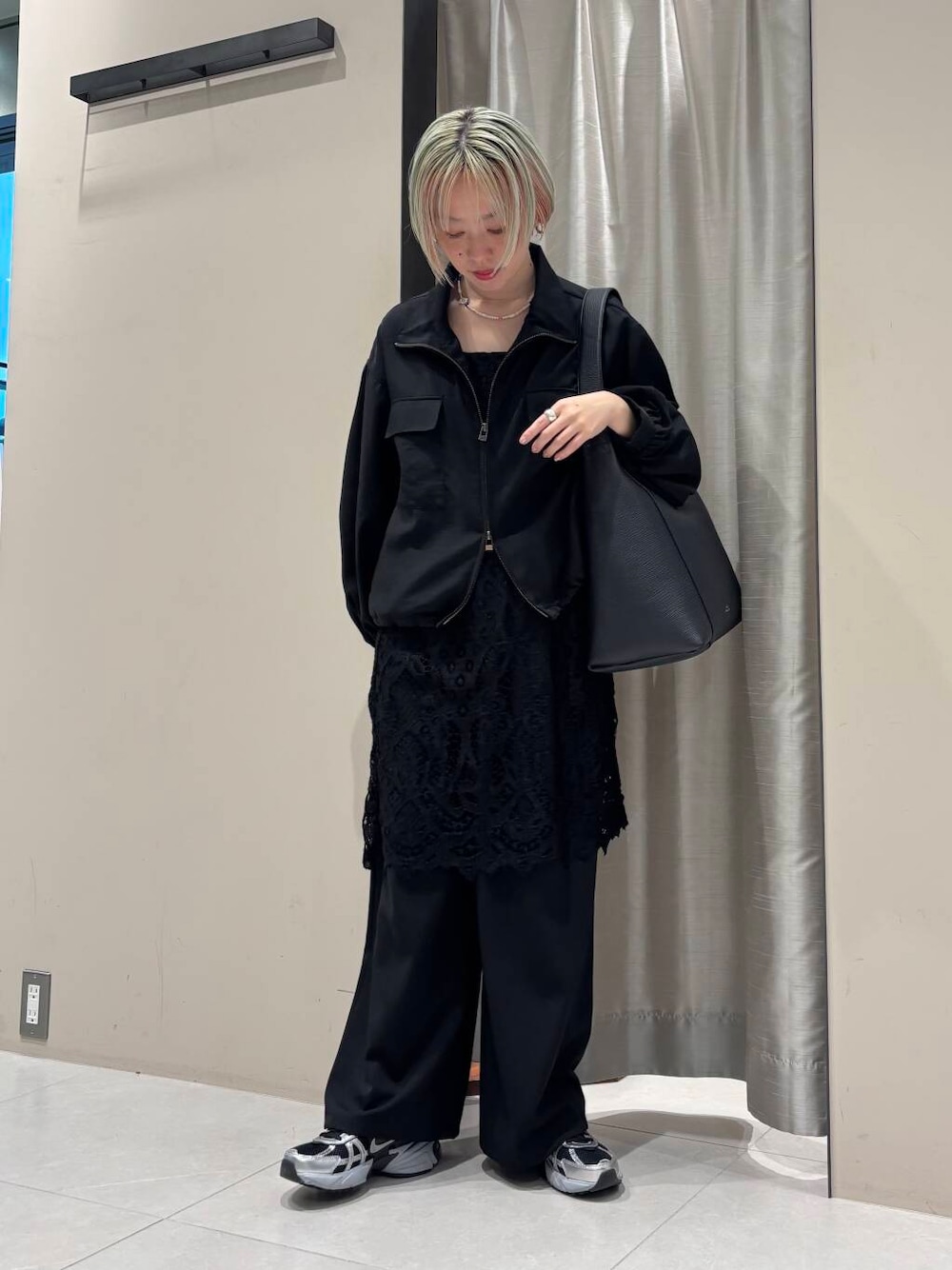 「ワンピース、大人カジュアル、スポーツミックス、URBANRESEARCH、シンプルコーデ、レイヤードスタイル、春コーデ、パンツスタイル、newarrival、休日スタイル、骨格ウェーブ、ウェーブ×ブルベ夏、春のジャケットスタイル」｜「URBAN RESEARCHのnew basic　ダブルクロスキュプラパンツ（その他パンツ、ブラック系）」を使った、MINAMIさん（レディース・158cm）の春コーディネートの1枚目の写真