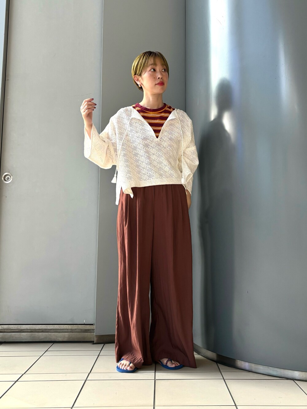 「レイヤードスタイル、夏コーデ、プチプラ、ボーダー、シャツ好き集まれ、タンクトップ、パンツコーデ、リラックススタイル」｜「URBAN RESEARCHの撥水イージーワイドパンツ（その他パンツ、ブラウン系）」を使った、MINAMIさん（レディース・158cm）の夏コーディネートの1枚目の写真