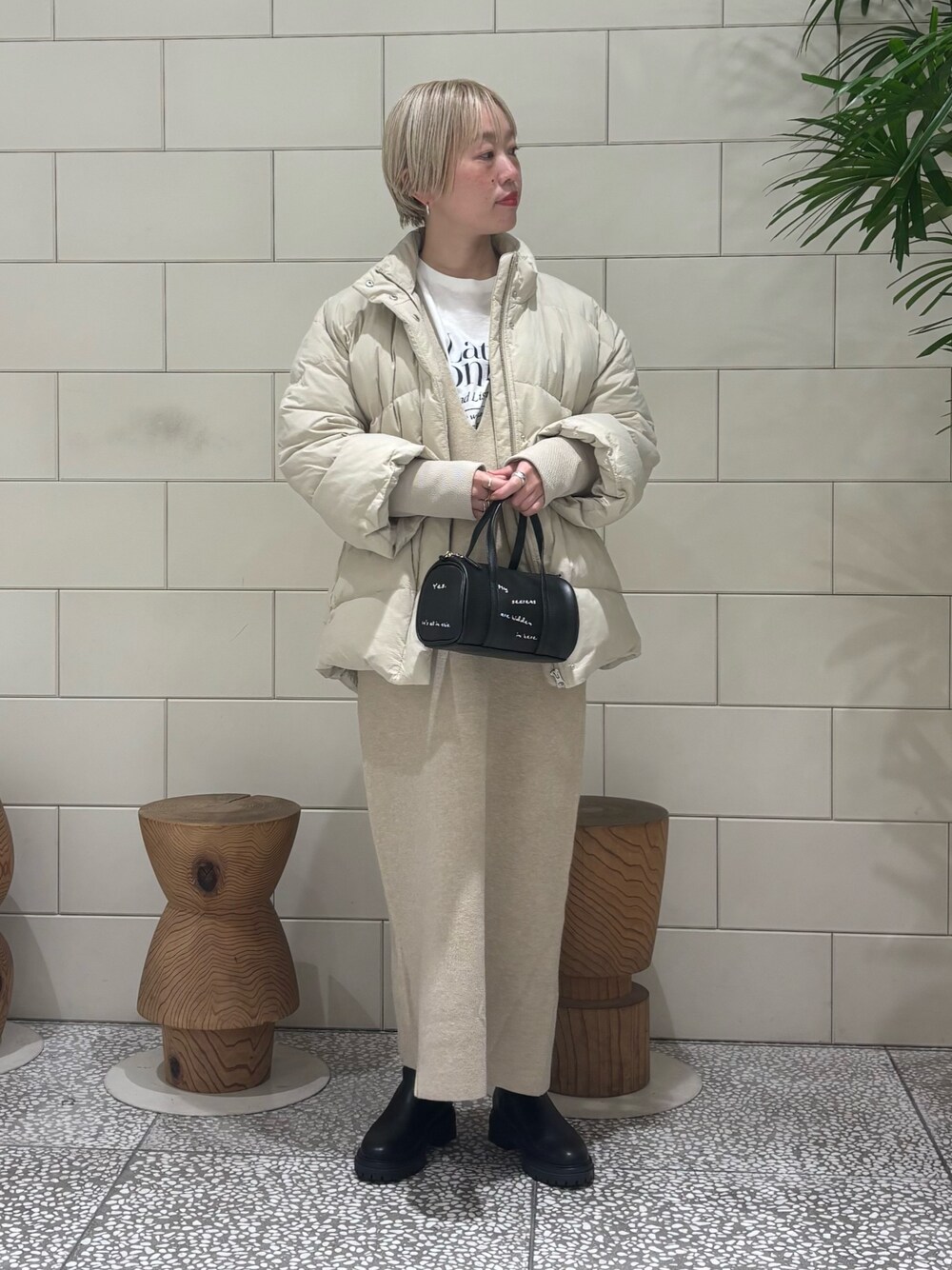 「カジュアルスタイル、秋冬コーデ、大人可愛い、シンプル、今日のコーデ、大人コーデ、冬服、ワントーンコーデ、ダウンジャケット、ブーツ」｜「URBAN RESEARCHのドロストダウンジャケット（ダウンジャケット/コート、ホワイト系）」を使った、MINAMIさん（レディース・158cm）の冬コーディネートの1枚目の写真