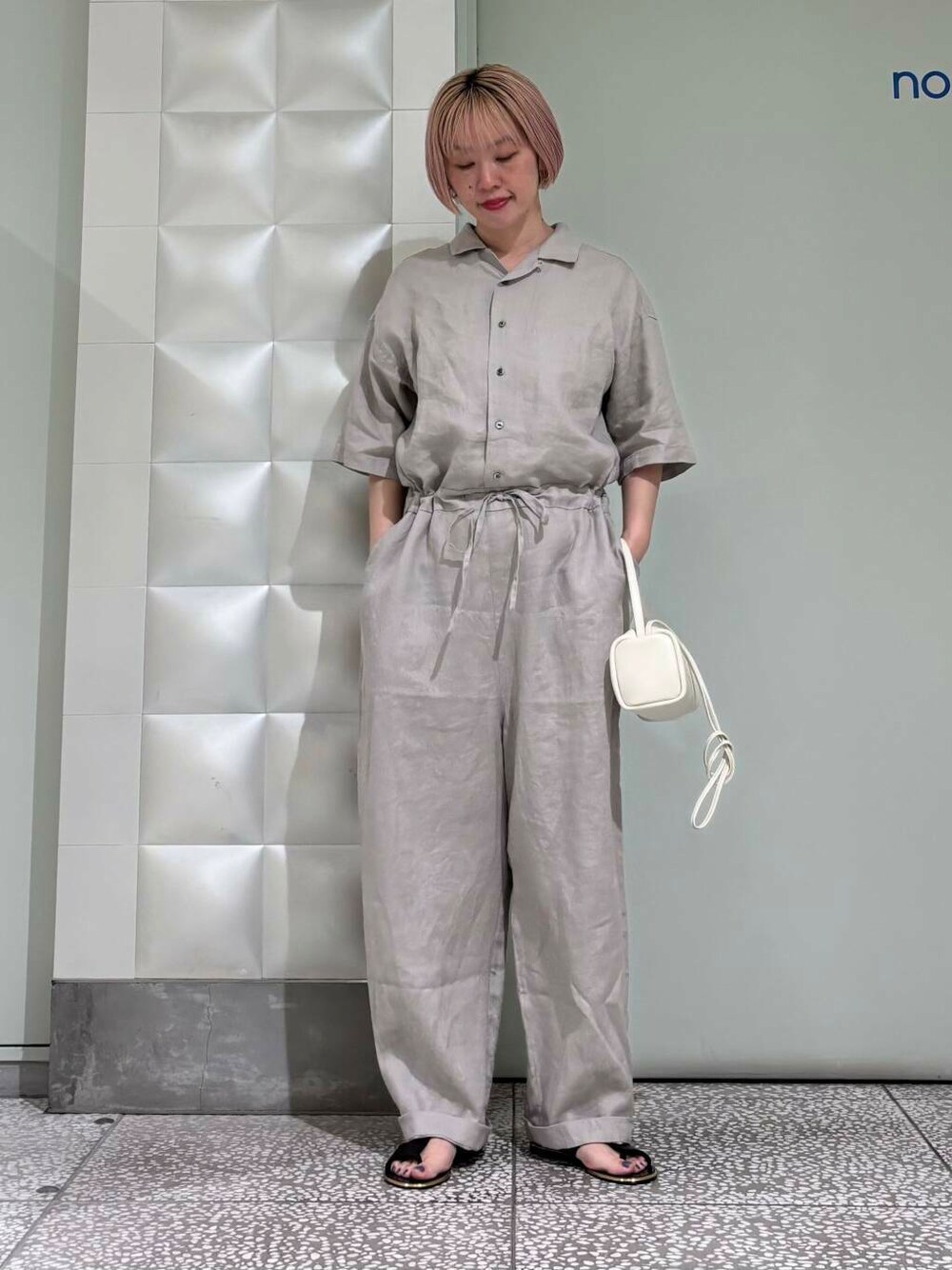 グレー系のサロペット/オーバーオール、ホワイト系のショルダーバッグを着用したレディースの夏コーディネートの1枚目の写真