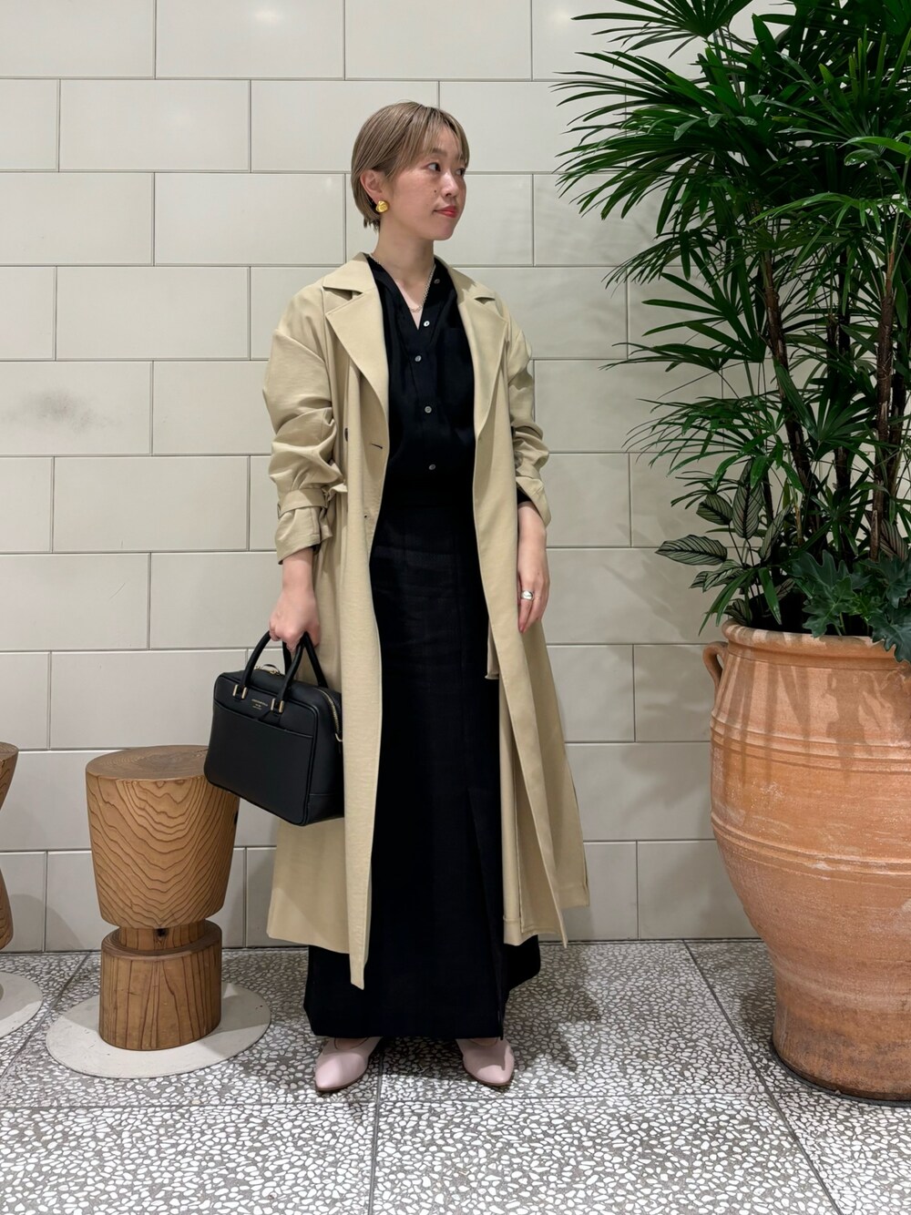 「春のおしゃ見えテクニック、春服みてみて、お出かけコーデ、シンプルコーデ、シアートップス、キレイめ、オフィスカジュアル」｜「URBAN RESEARCHの『一部WEB限定カラー』ドロストトレンチコート（トレンチコート、ベージュ系）」を使った、MINAMIさん（レディース・158cm）の春コーディネートの1枚目の写真