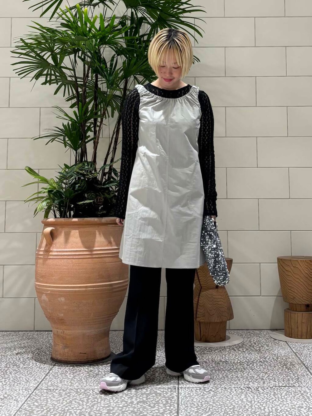 ブラック系のその他パンツ、ホワイト系のスニーカー、ブラック系のTシャツ/カットソーを着用したレディースの春コーディネートの1枚目の写真