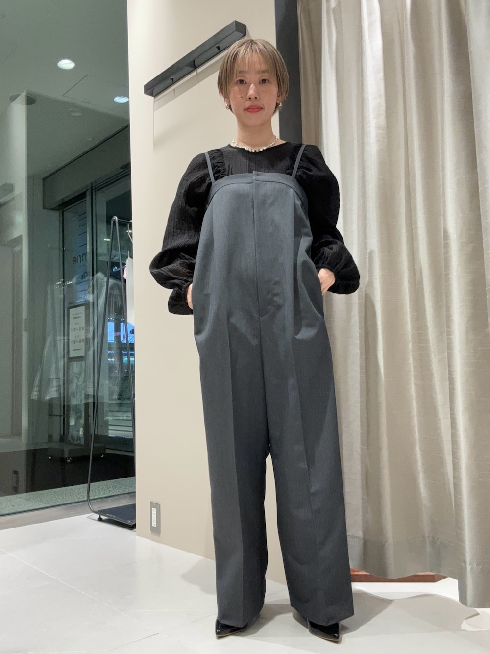 「春のおしゃ見えテクニック、春服みてみて、レイヤードスタイル、お出かけコーデ、シンプルコーデ、大人カジュアル、オトナカジュアル、キレイめコーデ」｜「URBAN RESEARCHのギャザーヨウリュウブラウス（シャツ/ブラウス、ブラック系）」を使った、MINAMIさん（レディース・158cm）の春コーディネートの1枚目の写真