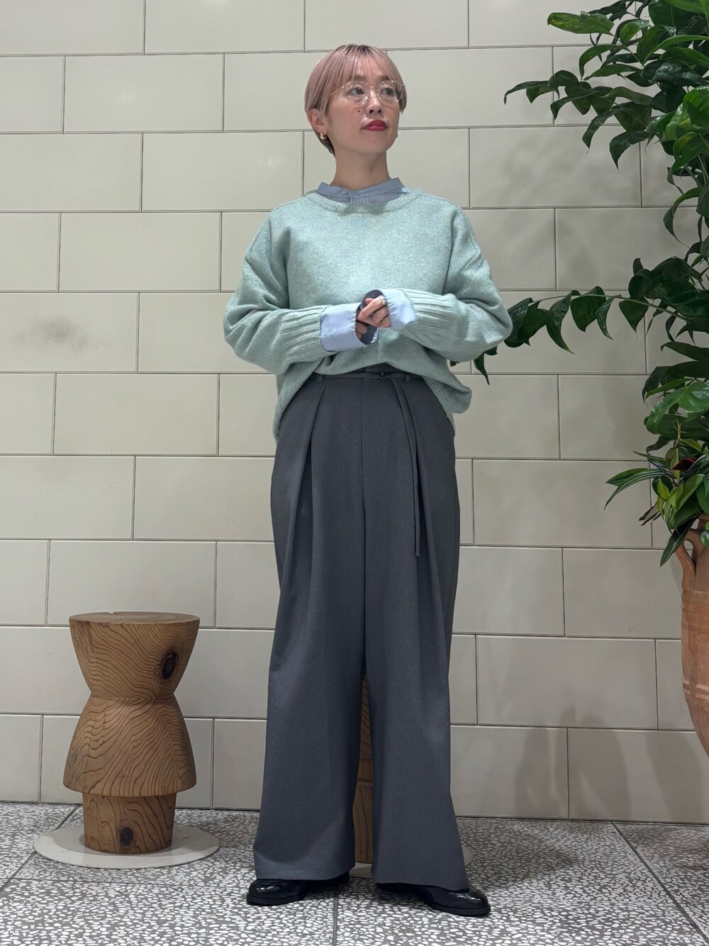 「最近のいい感じコーデ、ニット、きれいめカジュアル、メガネ女子、ブルべ夏、ニットコーデ」｜「URBAN RESEARCHのHAMILTON WOOL クルーネックニット（ニット/セーター、ブルー系）」を使った、MINAMIさん（レディース・158cm）の冬コーディネートの1枚目の写真