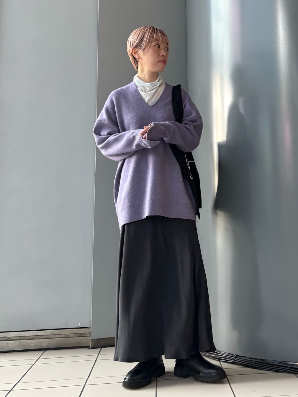 「タートルネック、最近のいい感じコーデ、お出かけコーデ、ニット、ロングスカート」｜「LAATOのslit neck knit po（ニット/セーター、パープル系）」を使った、MINAMIさん（レディース・158cm）の冬コーディネートの1枚目の写真