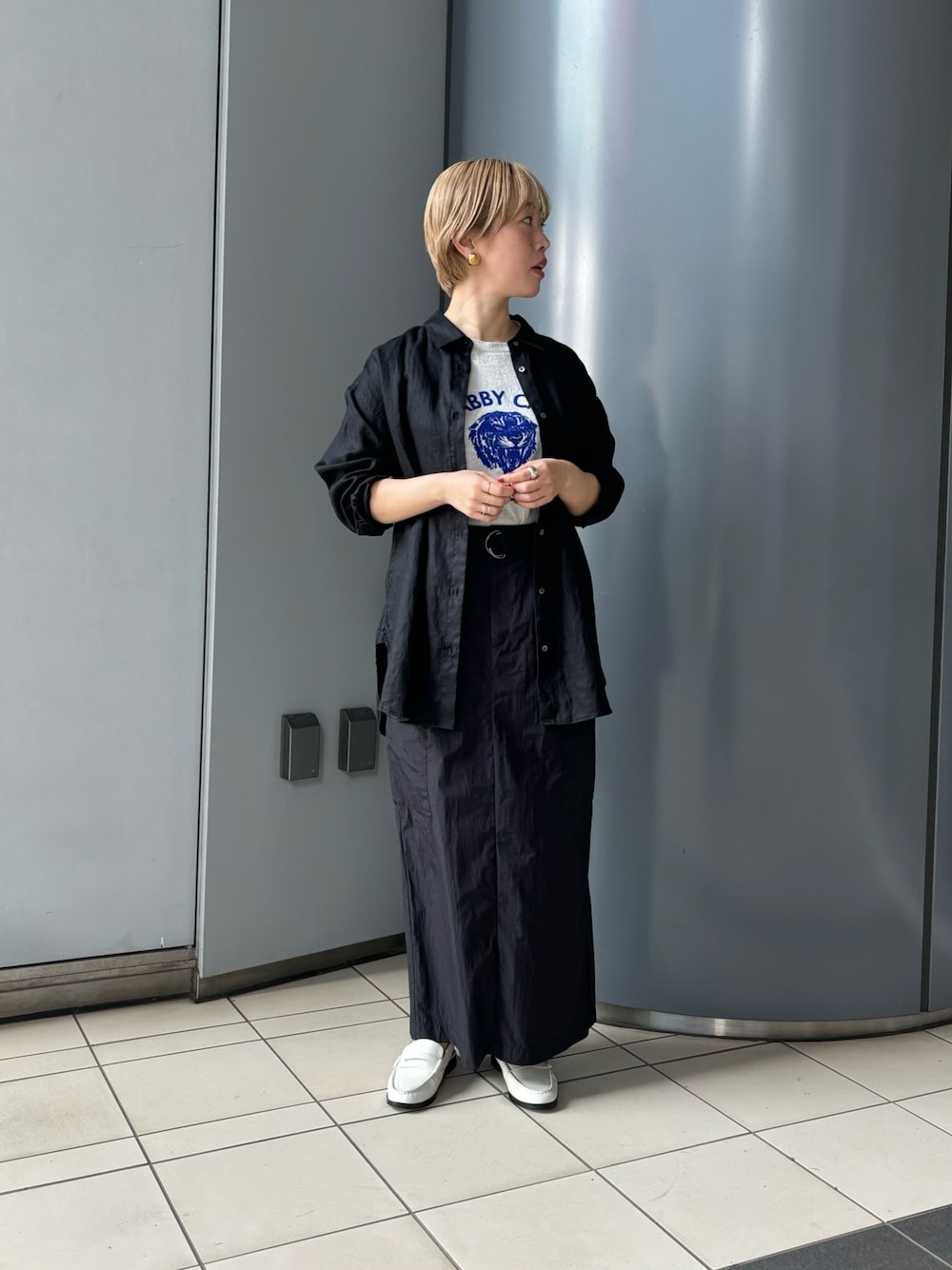「春のNewスタイル、シンプルコーデ、大人カジュアル、ローファー、休日スタイル、スポーツミックス、リネン、シャツスタイル」｜「URBAN RESEARCHの『UR TECH』カーゴスカート（スカート、ブラック系）」を使った、MINAMIさん（レディース・158cm）の春コーディネートの1枚目の写真