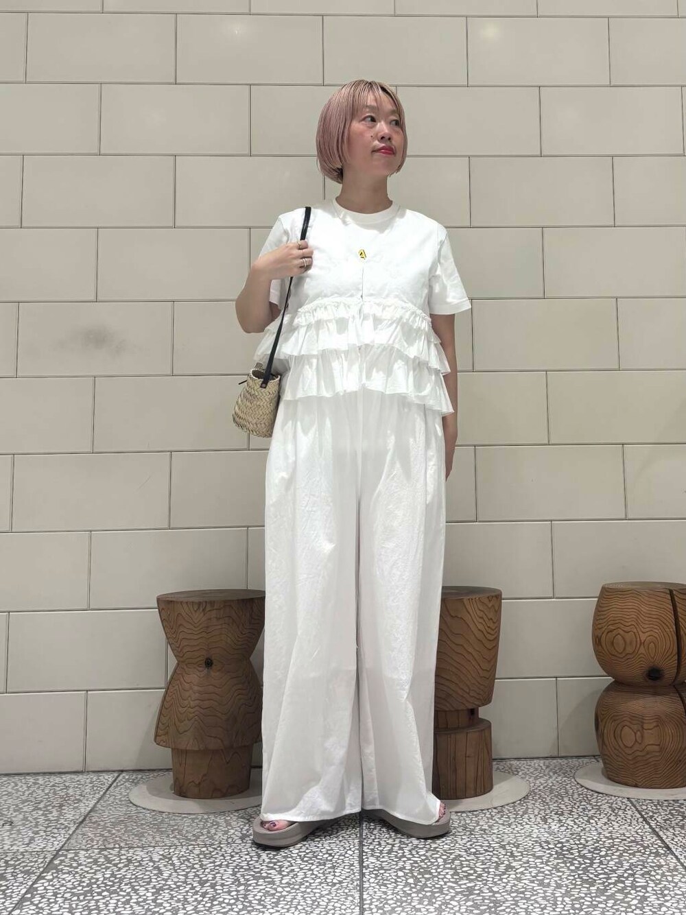 ベージュ系のサンダル、ホワイト系のシャツ/ブラウス、ホワイト系のその他パンツを着用したレディースの夏コーディネートの1枚目の写真