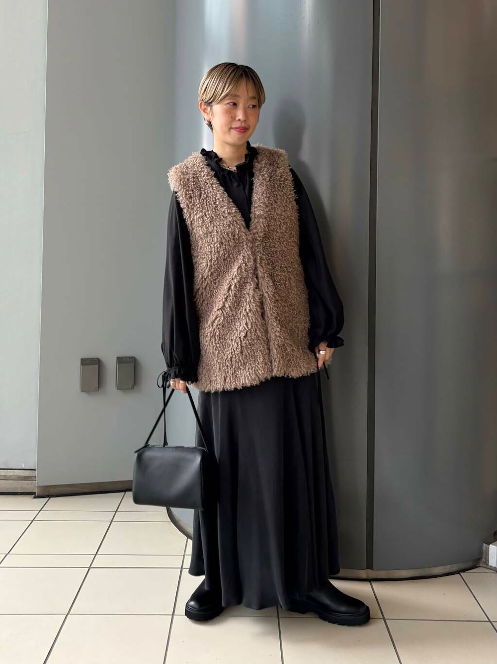 「デートコーデ、URBANRESEARCH、newarrival、リボン、ブルベ夏、骨格ウェーブ、秋のお出かけコーデ、ウェーブ×ブルベ夏、ウェーブ×カジュアル、ウェーブ×着やせ、私の推し新作アイテム、初秋の羽織りものコーデ」｜「URBAN RESEARCHの『MADE IN JAPAN』キュプラフィブリルフレアスカート（スカート、グレー系）」を使った、MINAMIさん（レディース・158cm）の秋コーディネートの1枚目の写真