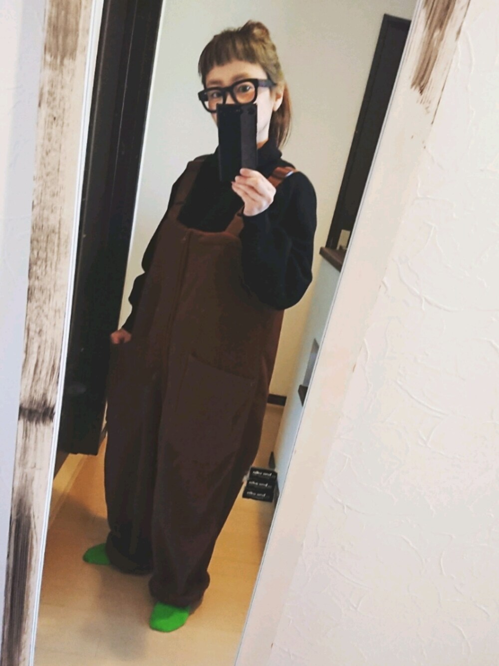 「大人コーデ、今日のコーデ、オーバーサイズ、おしゃれさんと繋がりたい、サロペット、フリース、モノトーン、オトナカワイイ」｜「niko and...のフリースオーバーオール（サロペット/オーバーオール、ブラウン系）」を使った、MOMOさん（レディース・151cm）の冬コーディネートの1枚目の写真