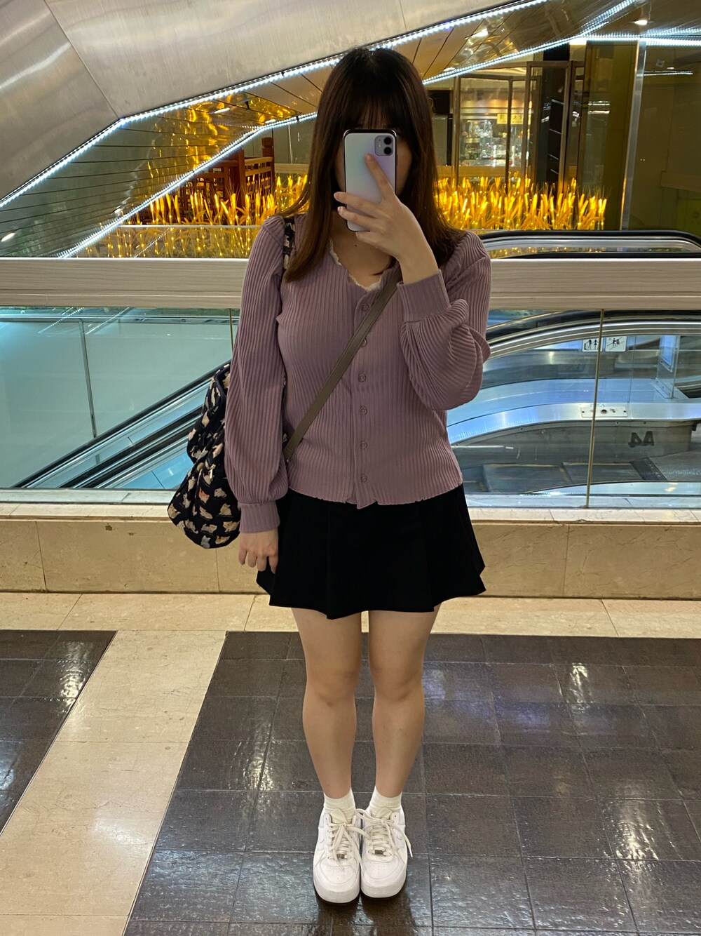 ピンク系のTシャツ/カットソー、ブラック系のスカート、ホワイト系のキャミソールを着用したレディースの冬コーディネートの1枚目の写真