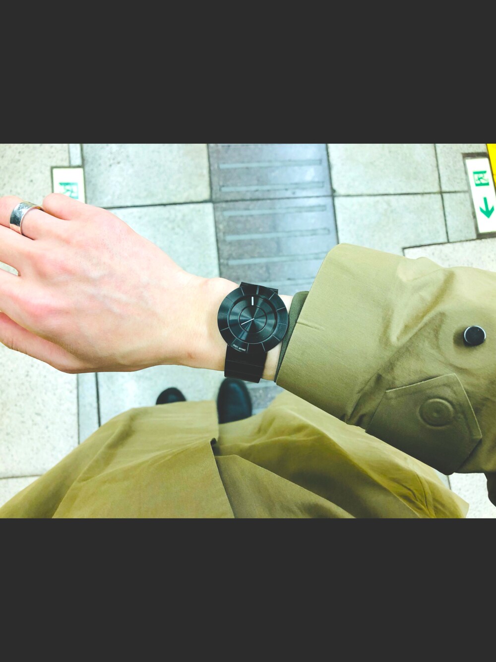 「ISSEY MIYAKEのISSEY MIYAKE WATCH / "TO by TOKUJIN YOSHIOKA" リストウォッチ（アナログ腕時計、ブラック系）」を使った、soapboxさん（メンズ・171cm）の秋コーディネートの1枚目の写真