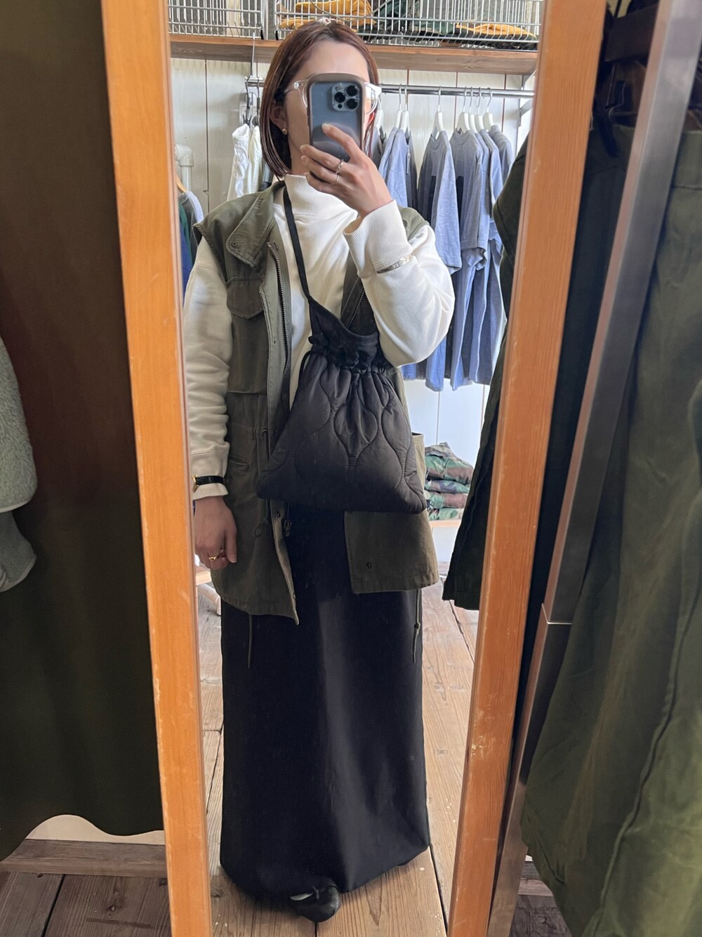 「ミリタリー、スカート、古着、古着MIX、サングラス、めがね、スウェット、大人コーデ、低身長女子、休日スタイル、ミリタリーベスト」｜「GUのアイテム（メガネ、ホワイト系）」を使った、ayさん（レディース・155cm）の春コーディネートの1枚目の写真