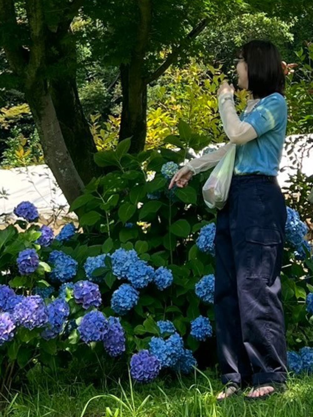 「ロイヤルネイビー、軍パン、フランス軍、タイダイ柄、ブルー、シアートップス、夏コーデ、休日スタイル」｜「OOFOSのOOFOS/ウーフォス/OOriginalサンダル（サンダル、ブラック系）」を使った、ayさん（レディース・155cm）の夏コーディネートの1枚目の写真