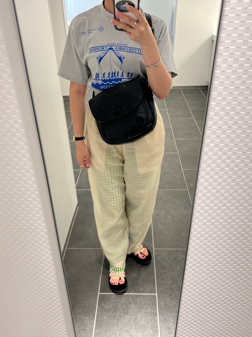 「カジュアル、カジュアルコーデ、古着Tシャツ、Tシャツ、シースルー、チェックパンツ、柄パンツ、休日コーデ、ストリート、アメカジコーデ」｜「ISOOKのCheck pleated pants / チェックプリーツパンツ（mako select）（その他パンツ、グリーン系）」を使った、ayさん（レディース・155cm）の秋コーディネートの1枚目の写真