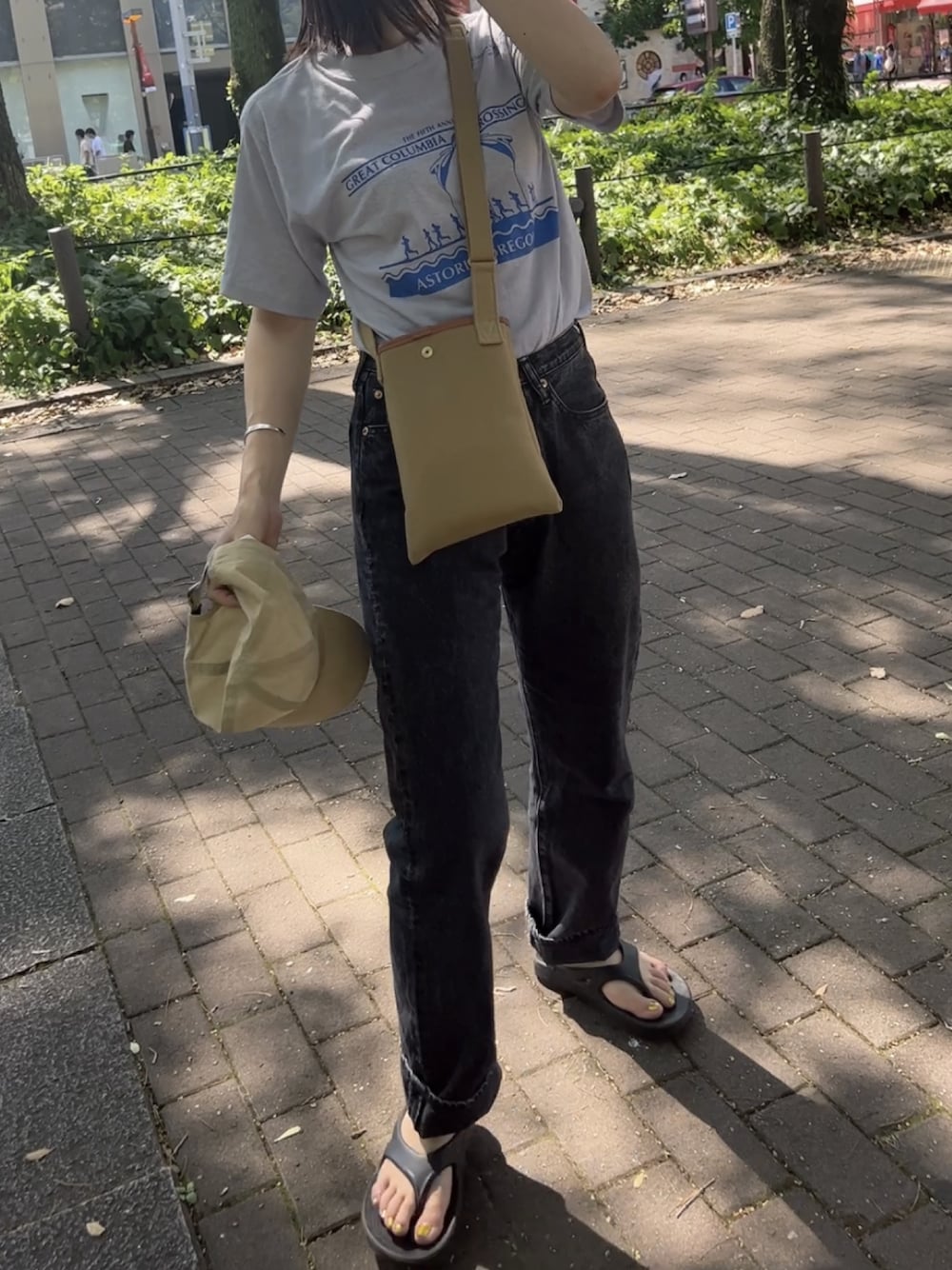 「お出かけコーデ、BBQ、パンツスタイル、デニム、ブラックデニム、Tシャツ、古着Tシャツ、古着、古着MIX、キャップ、カジュアルコーデ」｜「URBAN RESEARCHのコットンリネンキャップ（キャップ、ベージュ系）」を使った、ayさん（レディース・155cm）の夏コーディネートの1枚目の写真