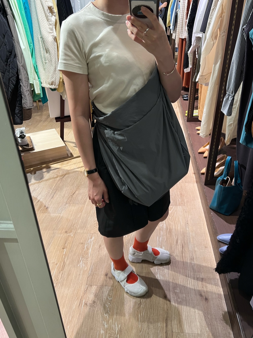 「ハーフパンツ、カジュアル、カジュアルコーデ、夏コーデ、靴下、シンプル、韓国ファッション、エアリフト、NIKE、オレンジ」｜「NIKEのナイキ エア リフト ブリーズ ウィメンズシューズ / スニーカーサンダル (22-29cm) / NIKE AIR RIFT BREATHE（サンダル、ホワイト系）」を使った、ayさん（レディース・155cm）の秋コーディネートの1枚目の写真