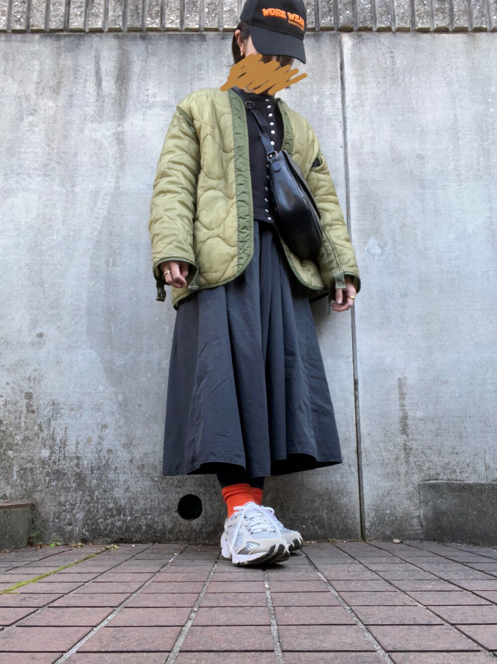 「ワンピース、黒、キャップ、カーディガン、キルティング、ミリタリー、古着、古着MIX、オレンジ、靴下、ダッドスニーカー、ブラック」｜「agnes b.のM001 CARDIGAN カーディガンプレッション（カーディガン/ボレロ、ブラック系）」を使った、ayさん（レディース・155cm）の冬コーディネートの1枚目の写真