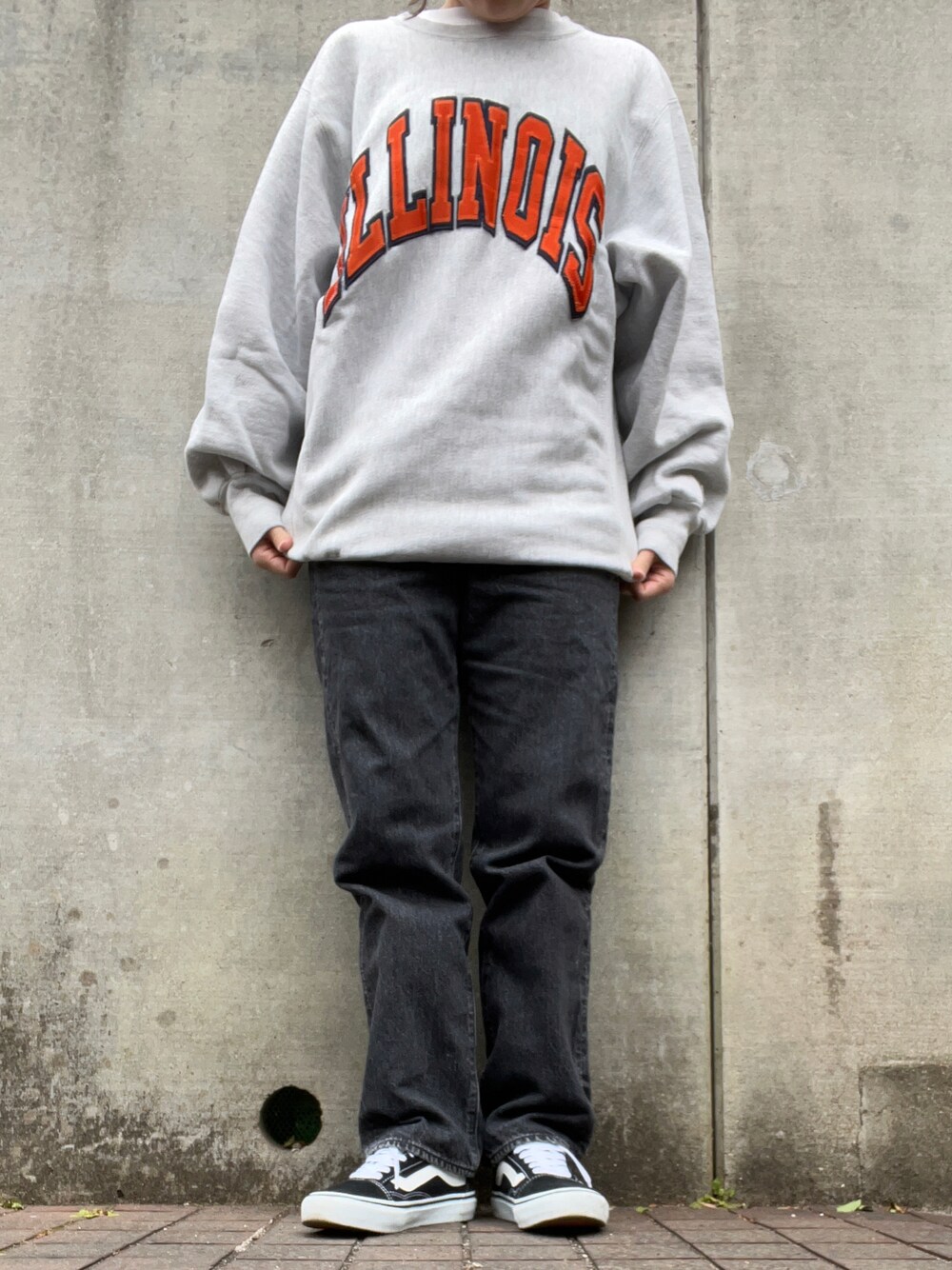「Champion、REVERSE WEAVE、リバースウィーブ、スウェット、ストリートMIX、カレッジロゴ、ロゴスウェット、古着、アメリカ古着、デニム、ラフ」｜「THE SHINZONEの【THE SHINZONE】ストレートデニム WOMEN（デニムパンツ、ブラック系）」を使った、ayさん（レディース・155cm）の春コーディネートの1枚目の写真