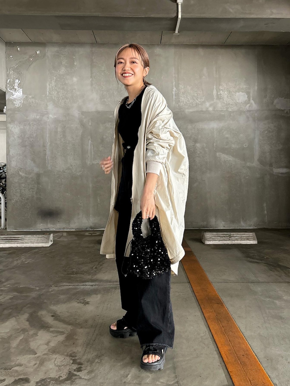 「いまどきジャケット写真、大人カジュアル、春服、ECRIRE、エクリール、シンプル、きれいめカジュアル、着回しコーデ、低身長、ブラックデニム、MA-1、モノトーン、NIKE、サンダルコーデ、ナイキ」｜「ECRIREの【nanaコラボ】さらっと一枚でキマる。オーバーサイズMA-1（MA-1、ホワイト系）」を使った、MIHOさん（レディース・152cm）の春コーディネートの1枚目の写真