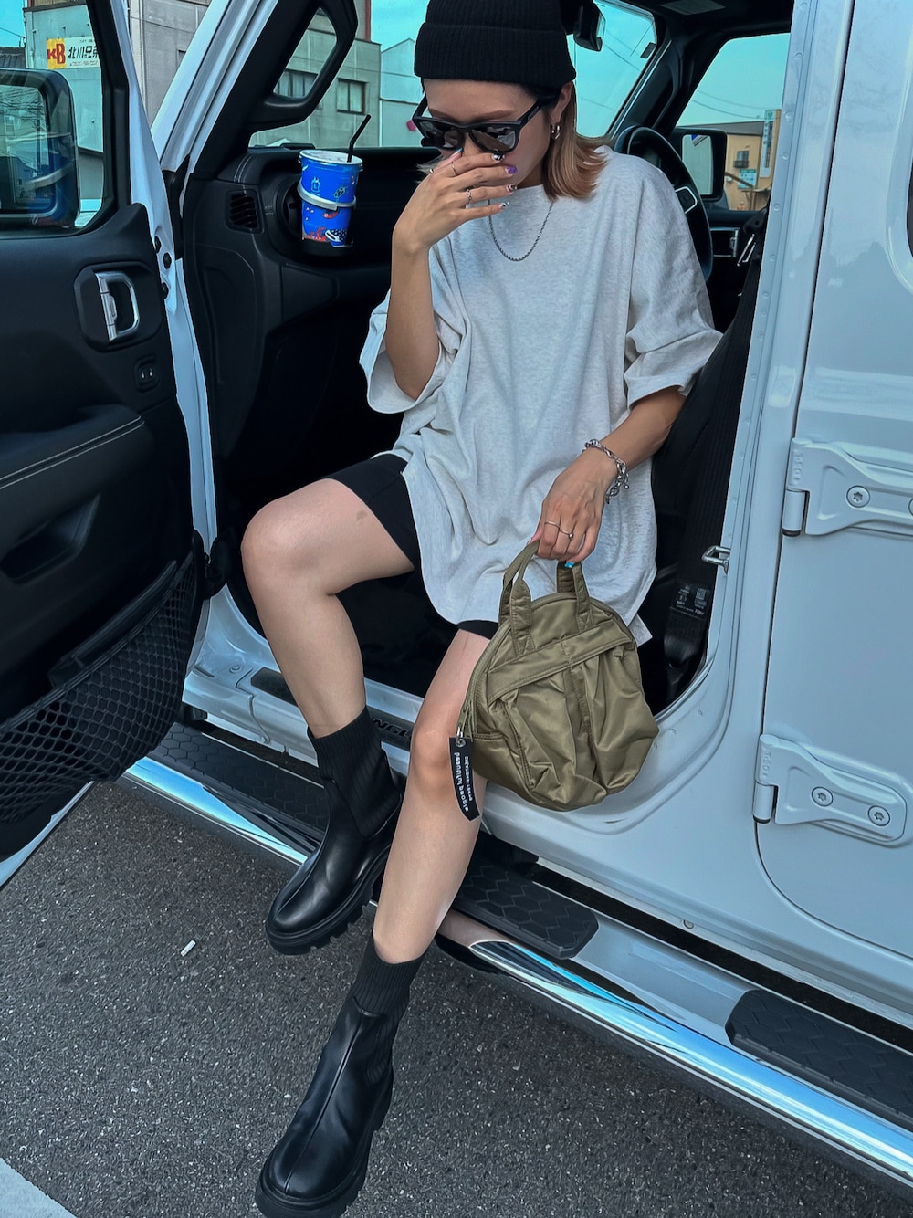 「秋服準備はじめました、カジュアルスタイル、お出かけコーデ、パンツスタイル、シンプルコーデ、tiptop、tiptop_pocket、tipコーデ、30代コーデ、低身長コーデ、プチプラ、ラフコーデ、モノトーンコーデ、シンプル、ラクチンコーデ」｜「tiptopの【2サイズ展開】アソートショートブーツ（ブーツ、ブラック系）」を使った、MIHOさん（レディース・151cm）の夏コーディネートの1枚目の写真