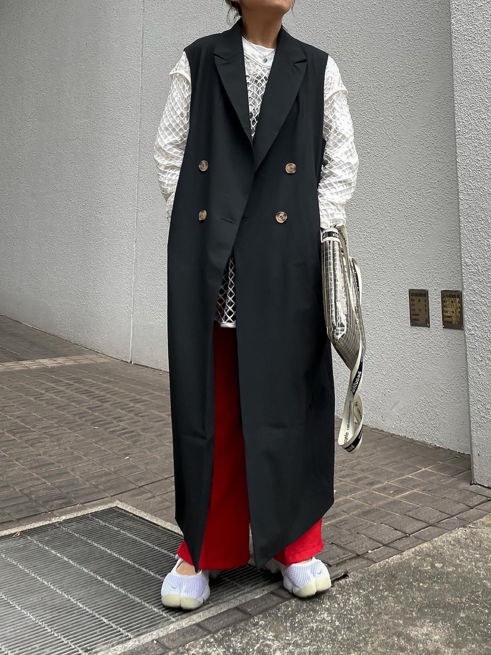 「オトナカジュアル、カジュアルコーデ、大人女子、パンツスタイル、プチプラコーデ、低身長、レイヤード、NIKE、エアリフト、ジレ、テーラードジャケット、ママコーデ、ジーユー、ジーユーコーデ、おしゃれさんと繋がりたい」｜「OMNESのTRストレッチ ロングテーラードジレ（ベスト、ブラック系）」を使った、MIHOさん（レディース・152cm）の春コーディネートの1枚目の写真