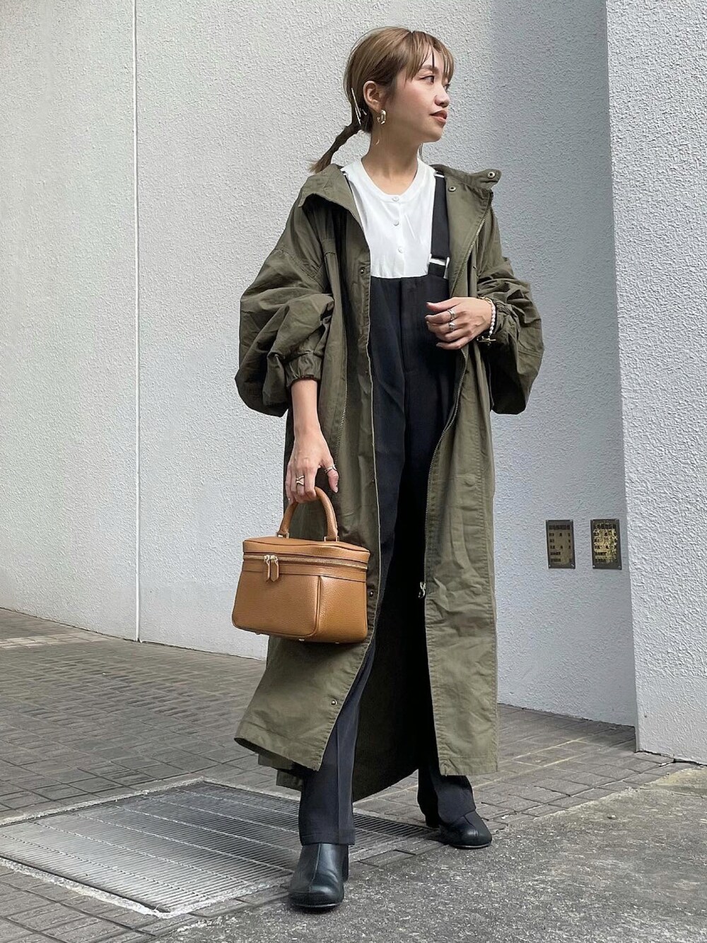 「モッズコート、ビッグシルエット、シンプル、サロペット、オーバーサイズ、大人カジュアル、お出かけコーデ、低身長、カジュアルコーデ、ママコーデ、秋コーデ、秋先取りコーデ、オトナ女子、秋トレンド2021」｜「Birthday roomの綿ツイルビッグ 袖オーバーサイズジッパーロングモッズコート（モッズコート、グリーン系）」を使った、MIHOさん（レディース・152cm）の秋コーディネートの1枚目の写真