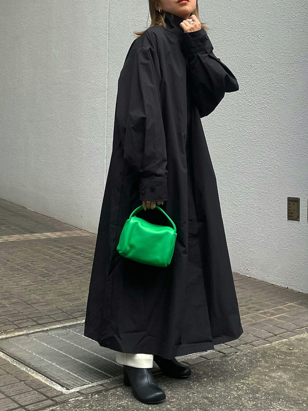 「秋のコーデ、秋冬コーデ、秋トレンド2021、秋服、カジュアルコーデ、オトナカジュアル、大人コーデ、休日スタイル、モノトーンコーデ、ブラックコーデ、グリーン、ビッグシルエット、オーバーサイズ、ステンカラーコート、低身長」｜「VACANCYのスタンドネックフレアコート（トレンチコート、ブラック系）」を使った、MIHOさん（レディース・152cm）の秋コーディネートの1枚目の写真
