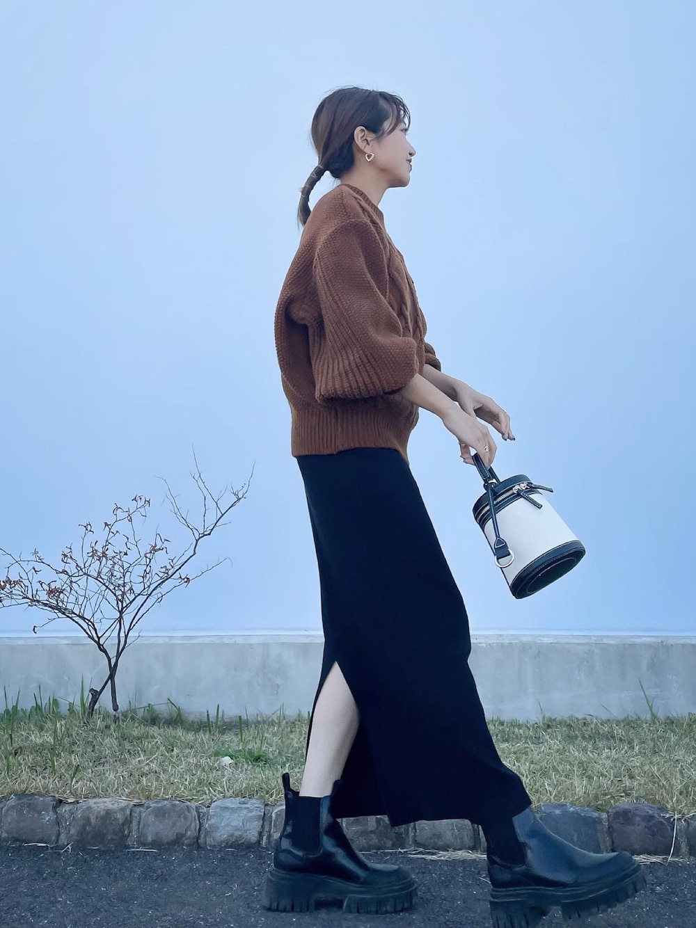 「秋服、秋冬、オトナ女子、シンプルコーデ、低身長女子、秋カラー、ニット、冬のコーデ、ラクチンコーデ、ZARA、NOMINE、ノミネ、ブーツスタイル、ブラウン、スカート」｜「NOMINEの【WEB限定カラーあり】アランダイヤ柄ボリュームスリーブニット（ニット/セーター、イエロー系）」を使った、MIHOさん（レディース・152cm）の秋コーディネートの1枚目の写真