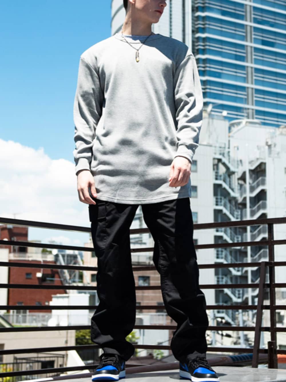 ブラック系のカーゴパンツ、ブラック系のスニーカーを着用したメンズの冬コーディネートの1枚目の写真