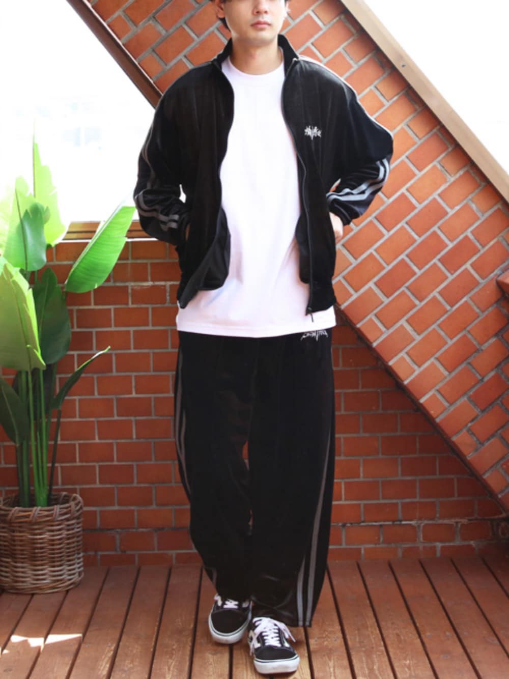 ブラック系のジャージを着用したメンズの秋コーディネートの1枚目の写真