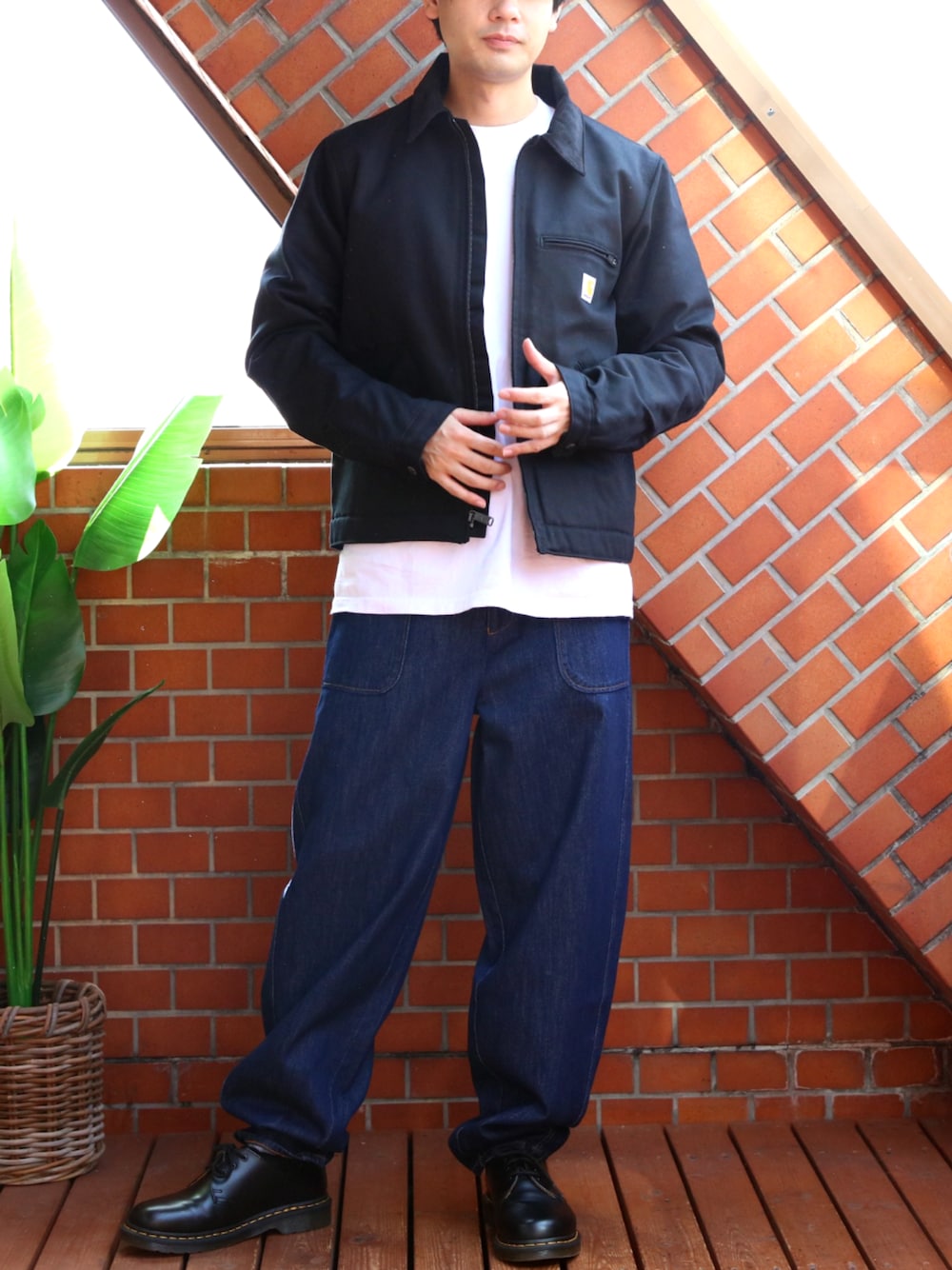 ブラック系のカバーオールを着用したメンズの秋コーディネートの1枚目の写真