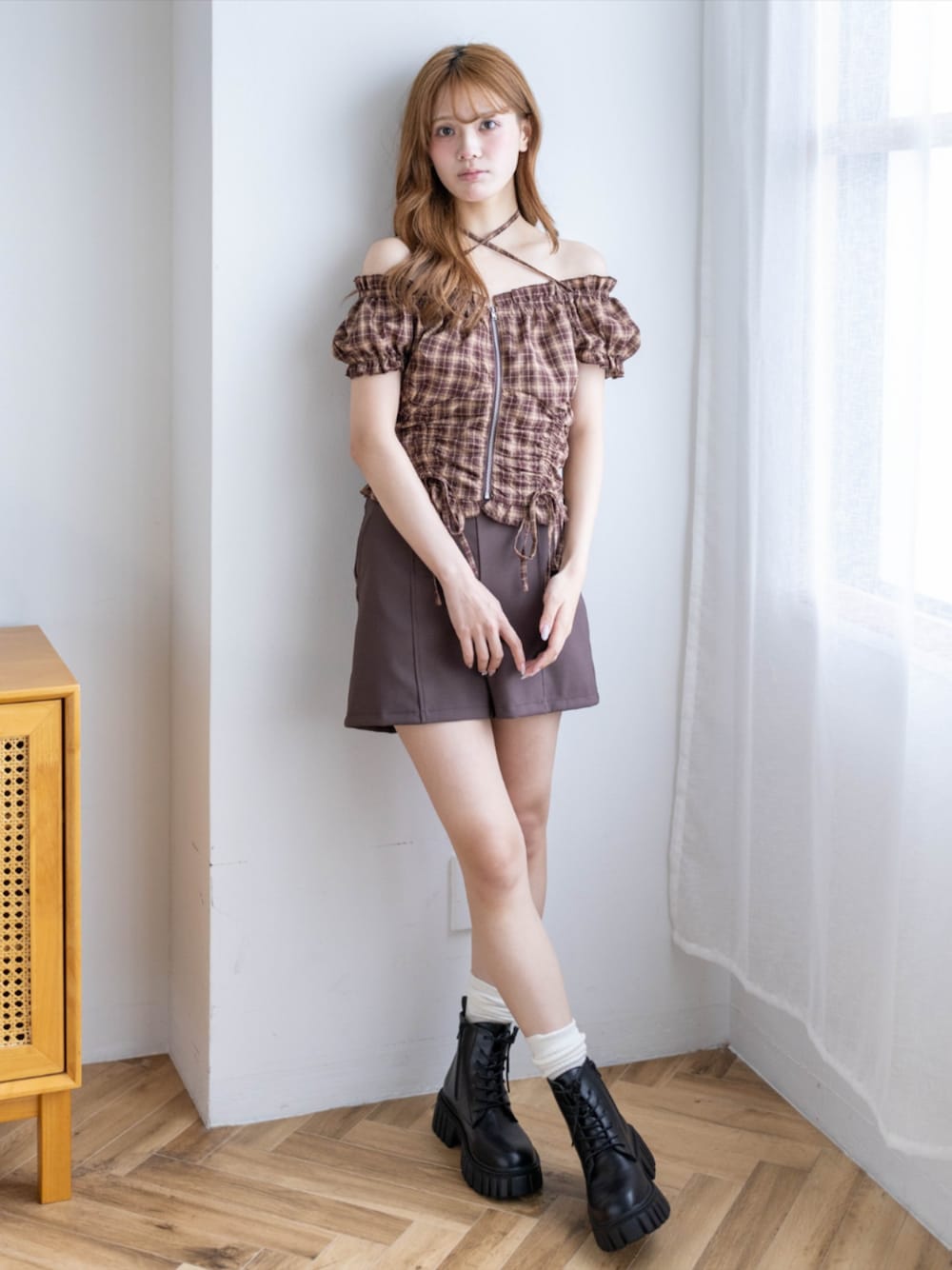 ブラック系のブーツ、ブラウン系のその他パンツ、ブラウン系のシャツ/ブラウスを着用したレディースの夏コーディネートの1枚目の写真