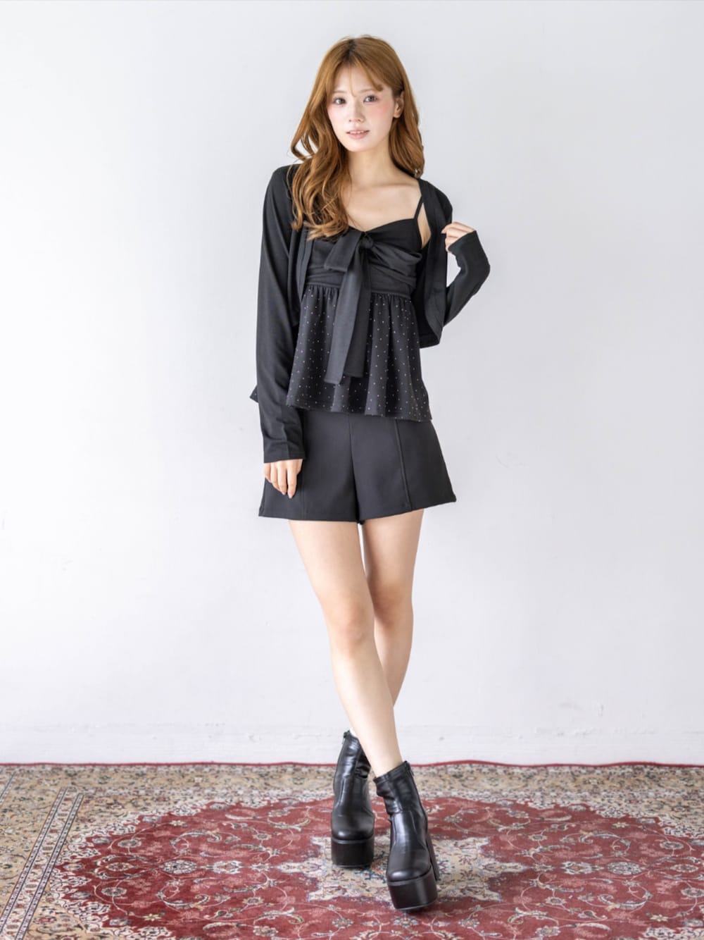 ブラック系のその他パンツ、ブラック系のTシャツ/カットソー、ブラック系のブーツを着用したレディースの秋コーディネートの1枚目の写真