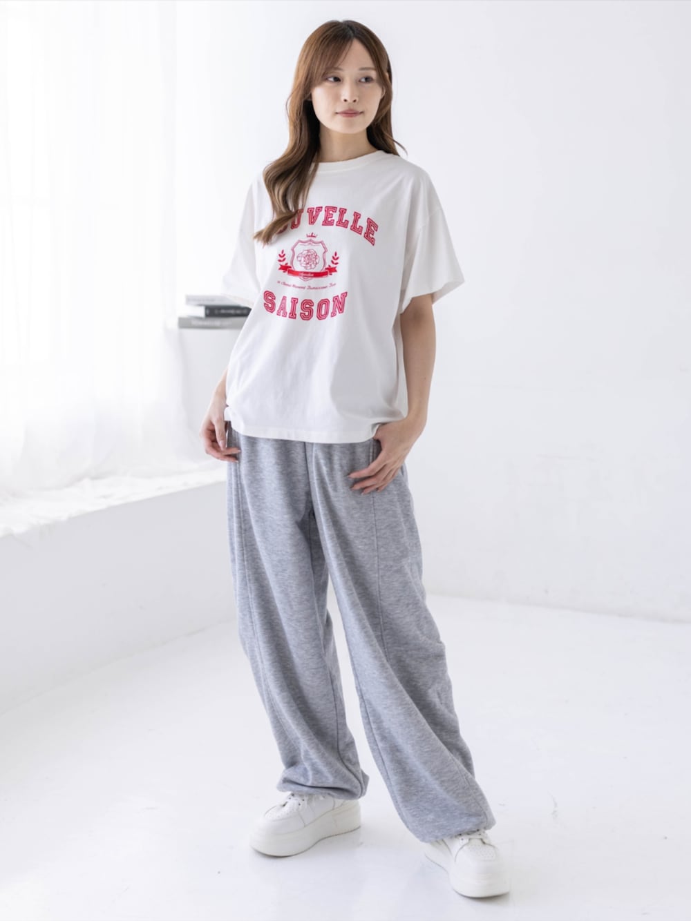 グレー系のスウェットパンツ、ホワイト系のTシャツ/カットソーを着用したレディースの春コーディネートの1枚目の写真
