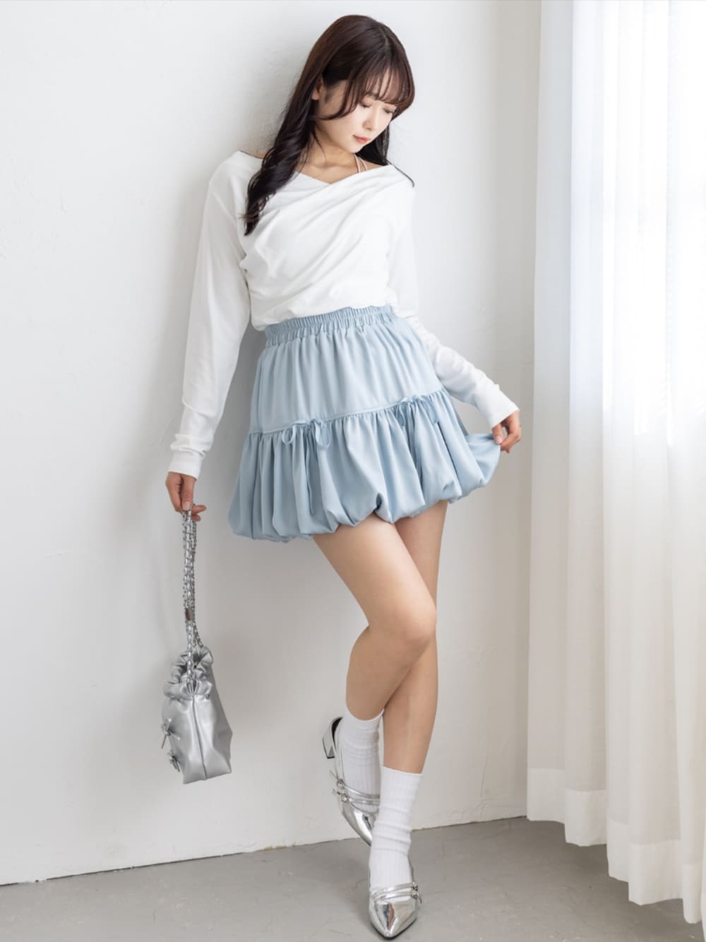 シルバー系のパンプス、ホワイト系のTシャツ/カットソー、ブルー系のスカートを着用したレディースの夏コーディネートの1枚目の写真