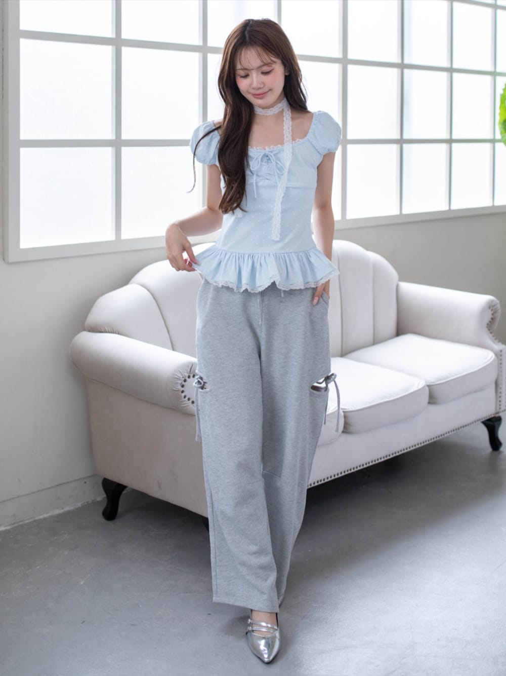 シルバー系のパンプス、グレー系のスウェットパンツ、ブルー系のTシャツ/カットソーを着用したレディースの春コーディネートの1枚目の写真