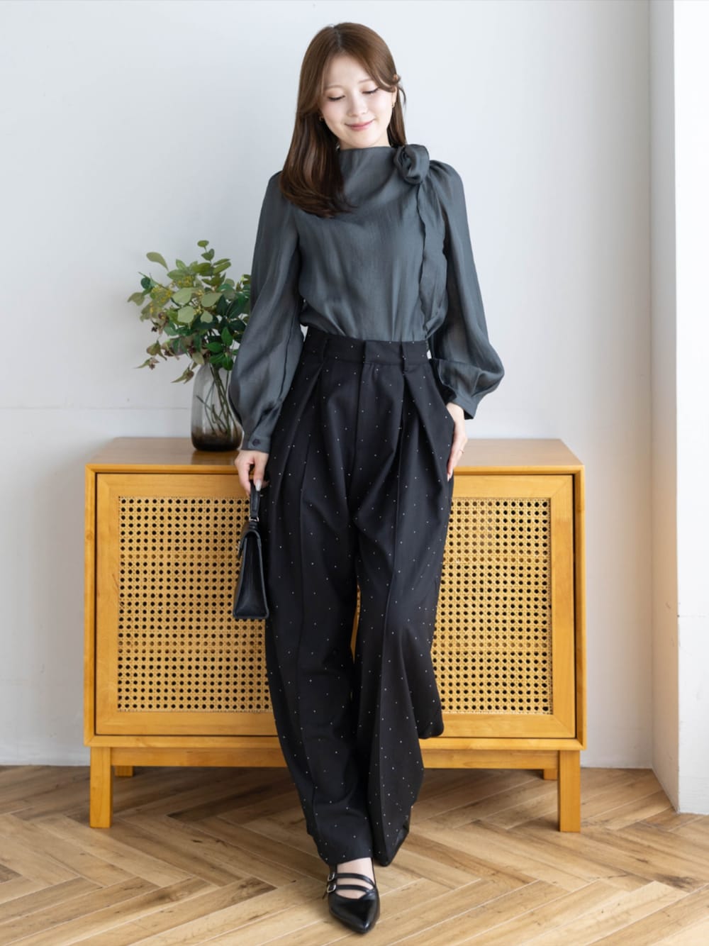 ブラック系のパンプス、ブラック系のハンドバッグ、ブラック系のその他パンツを着用したレディースの夏コーディネートの1枚目の写真