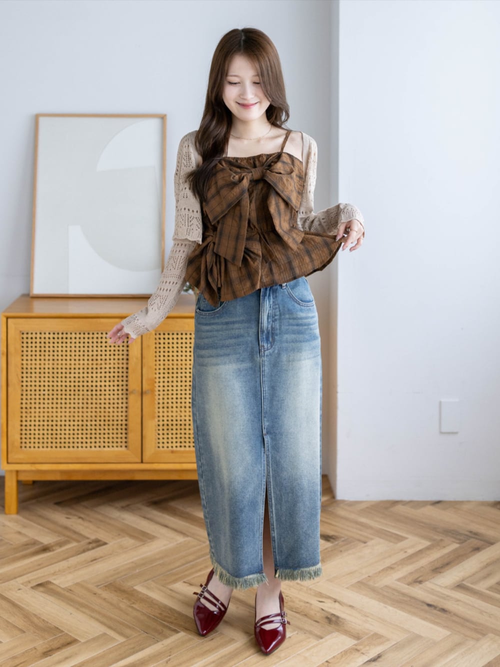 レッド系のパンプス、ブラウン系のニット/セーター、ブルー系のデニムスカートを着用したレディースの夏コーディネートの1枚目の写真
