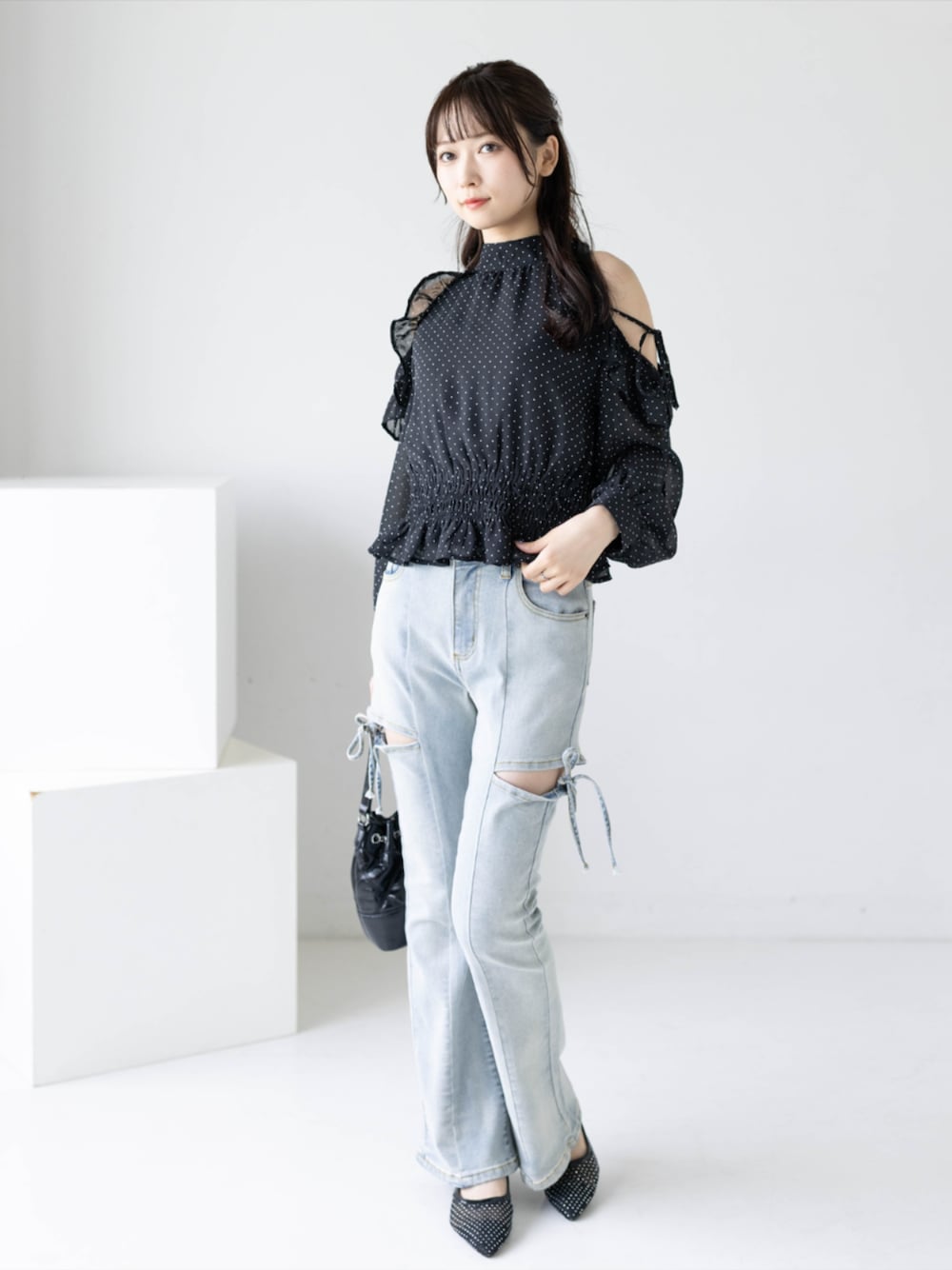 ブラック系のパンプス、ブルー系のデニムパンツ、ブラック系のシャツ/ブラウスを着用したレディースの夏コーディネートの1枚目の写真