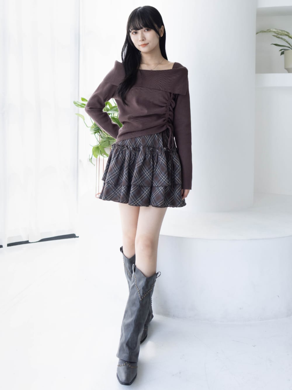 ブラウン系のスカート、グレー系のブーツ、ブラウン系のTシャツ/カットソーを着用したレディースの秋コーディネートの1枚目の写真