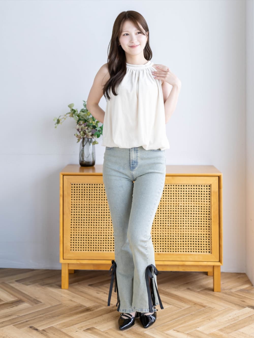 ブラック系のパンプス、ブルー系のデニムパンツ、ホワイト系のTシャツ/カットソーを着用したレディースの夏コーディネートの1枚目の写真