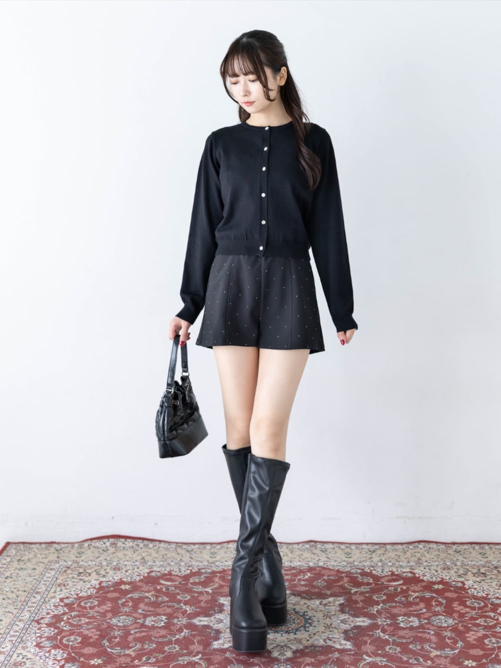 ブラック系のその他パンツ、ブラック系のブーツ、ブラック系のニット/セーターを着用したレディースの秋コーディネートの1枚目の写真