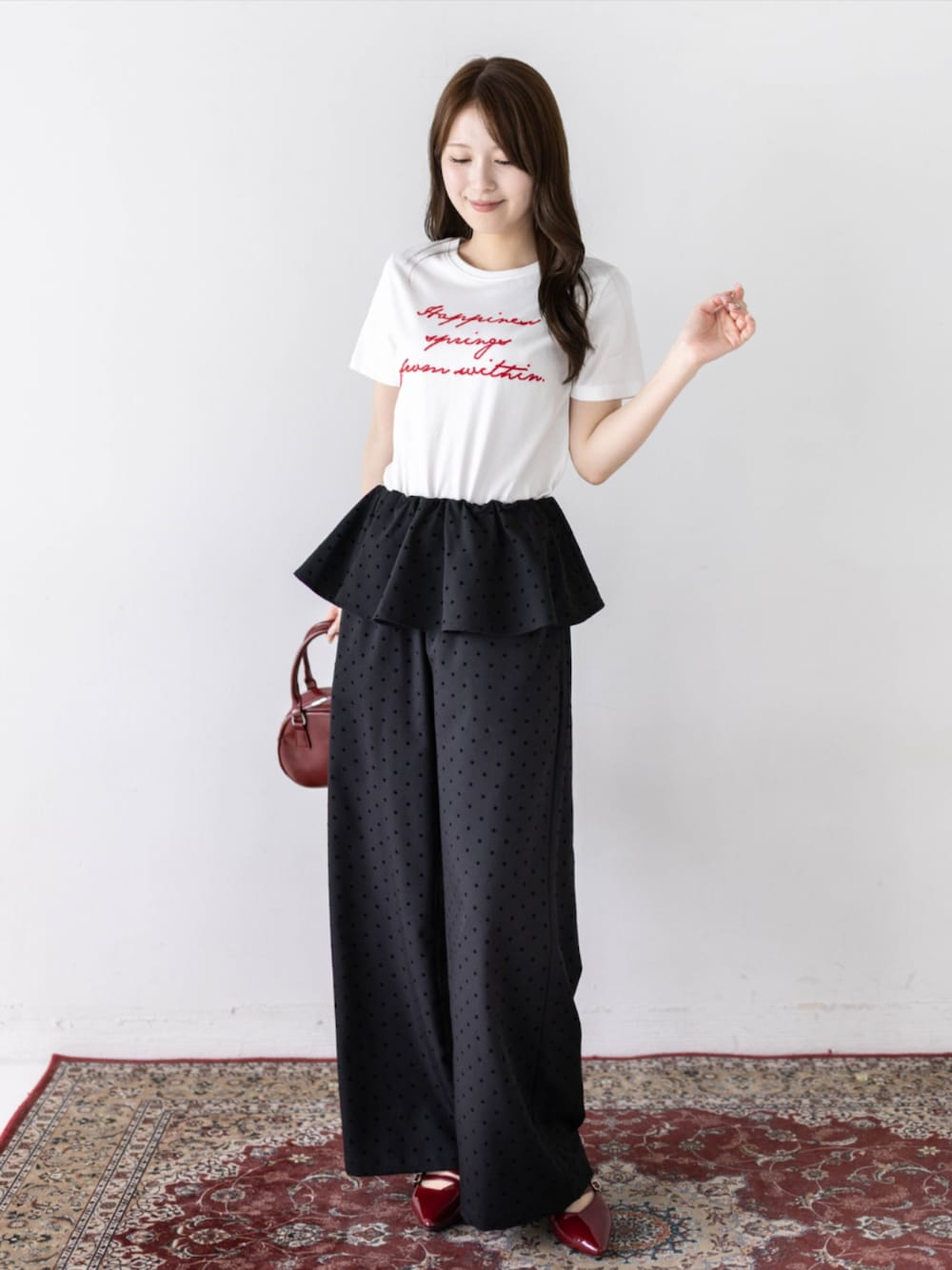 レッド系のパンプス、ブラック系のその他パンツ、ホワイト系のTシャツ/カットソーを着用したレディースの夏コーディネートの1枚目の写真