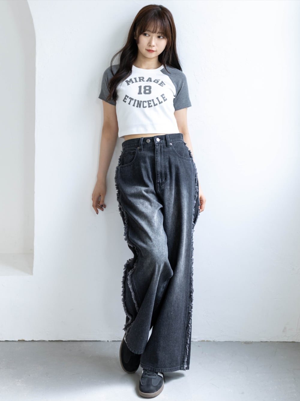 ブラック系のスニーカー、ブラック系のデニムパンツ、グレー系のTシャツ/カットソーを着用したレディースの春コーディネートの1枚目の写真
