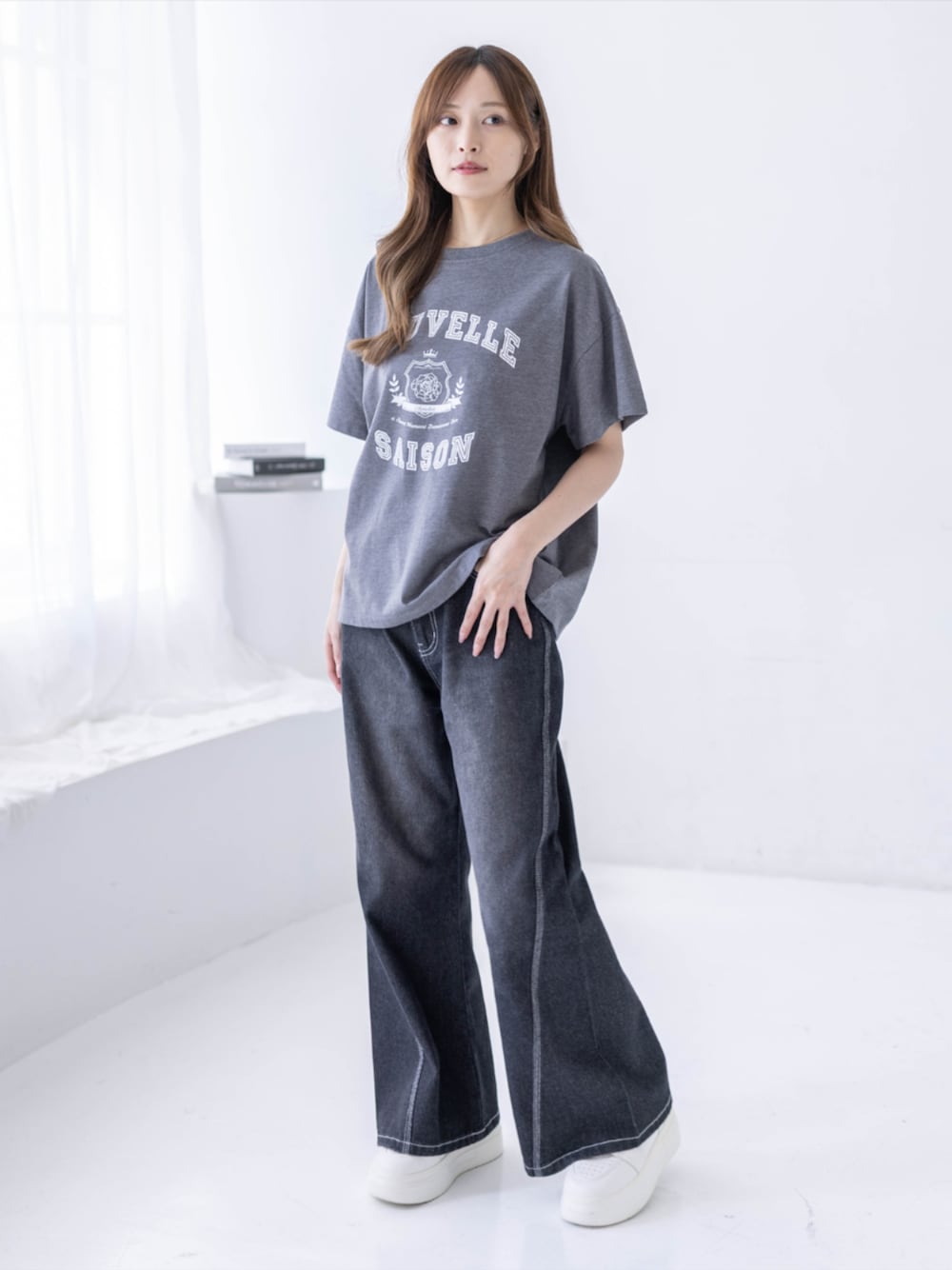 グレー系のTシャツ/カットソー、ブラック系のデニムパンツを着用したレディースの春コーディネートの1枚目の写真